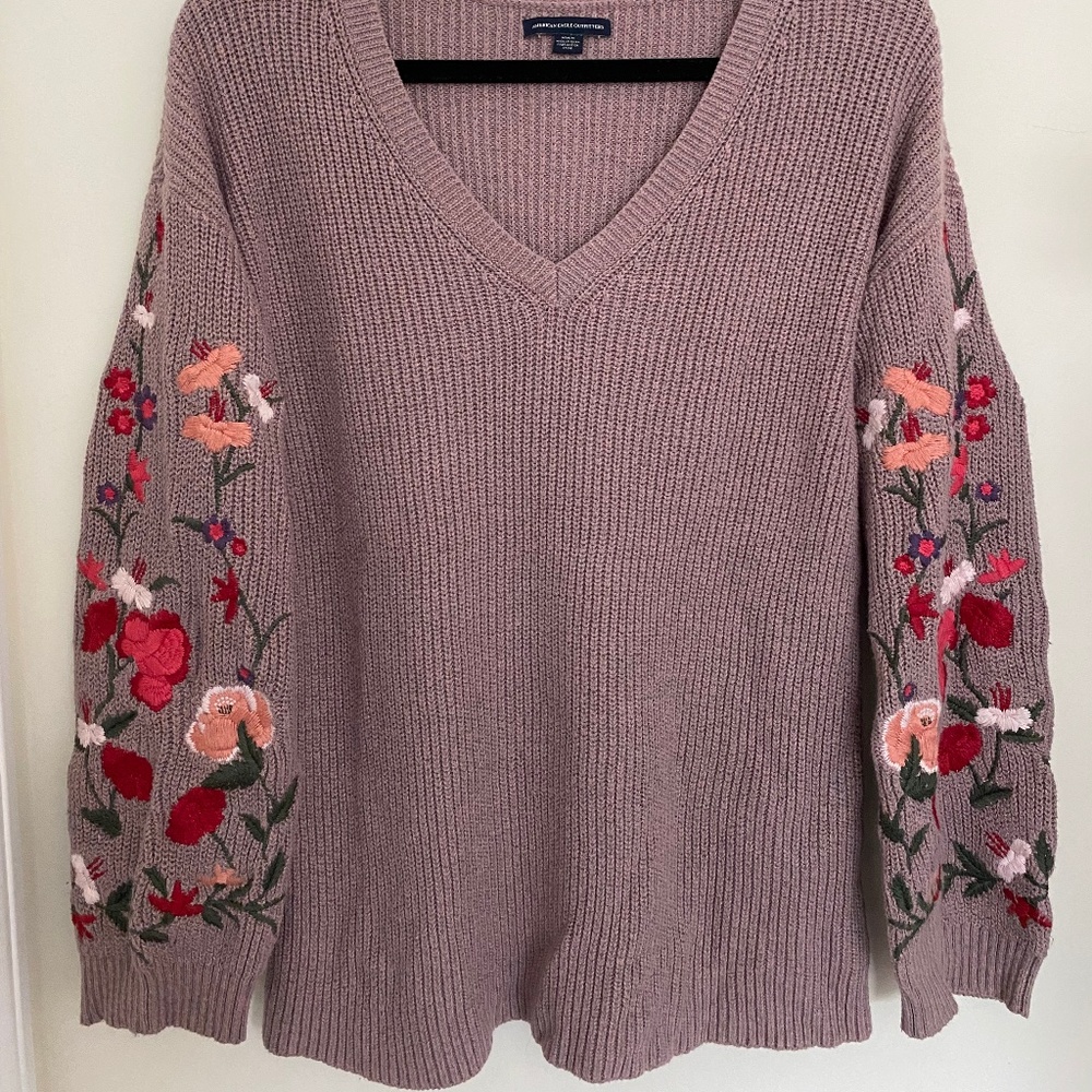 BEAUTIFUL DUSTY PURPLE V-NECK SWEATER WITH FLORAL EMBROIDERY